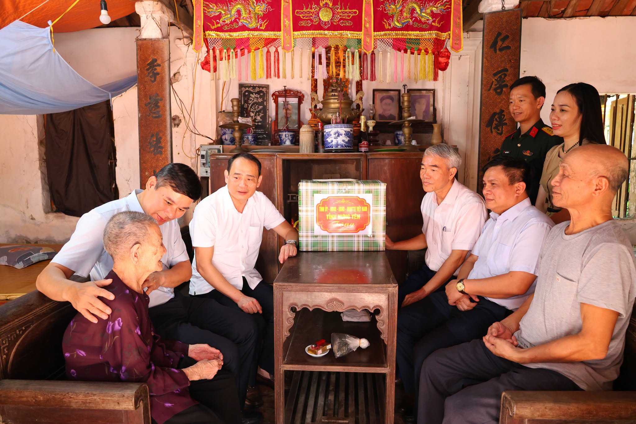 Đồng chí Phó Chủ tịch Thường trực UBND tỉnh -  Nguyễn Lê Huy thăm, tặng quà người cao tuổi tại phường Hồng Châu!