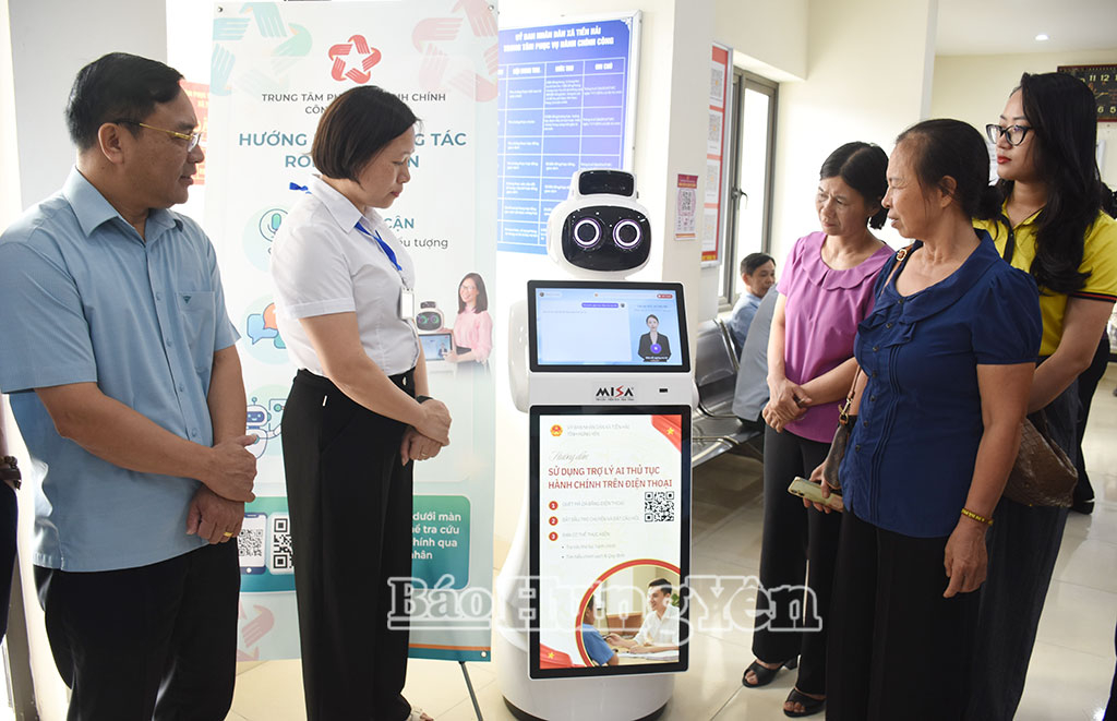 Robot lễ tân thông minh hỗ trợ người dân tra cứu thông tin