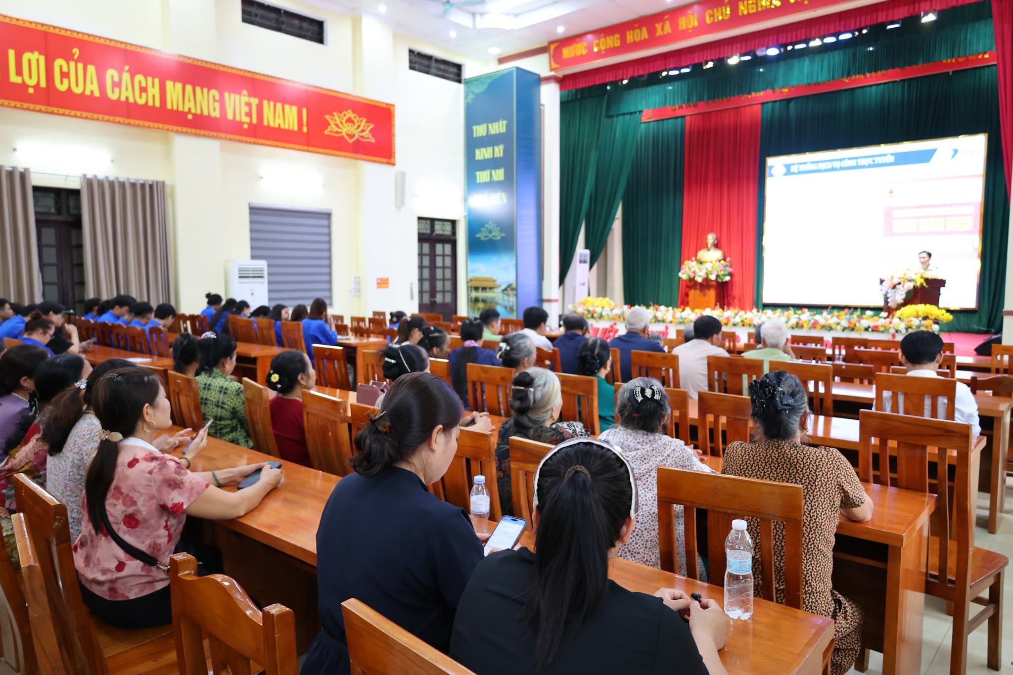 Tập huấn hướng dẫn kỹ năng số và sử dụng các tiện ích số thiết yếu cho tổ công nghệ số cộng đồng, đoàn viên thanh niên và Nhân dân năm 2026