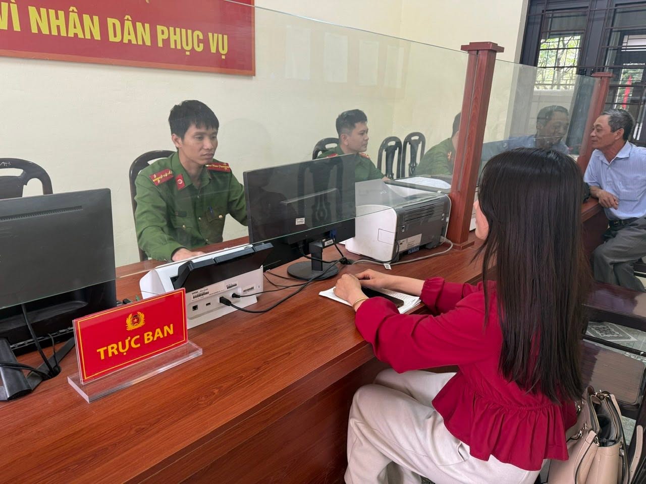 Công an phường Hồng Châu đẩy mạnh cải cách hành chính trong công tác đăng ký xe